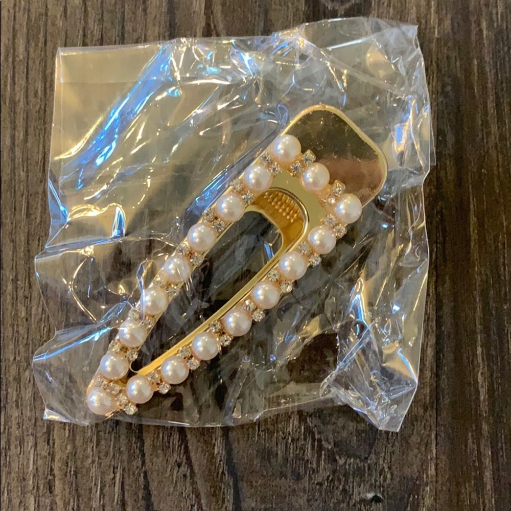 3/$20 Large Pearl & Stone Hair Clip